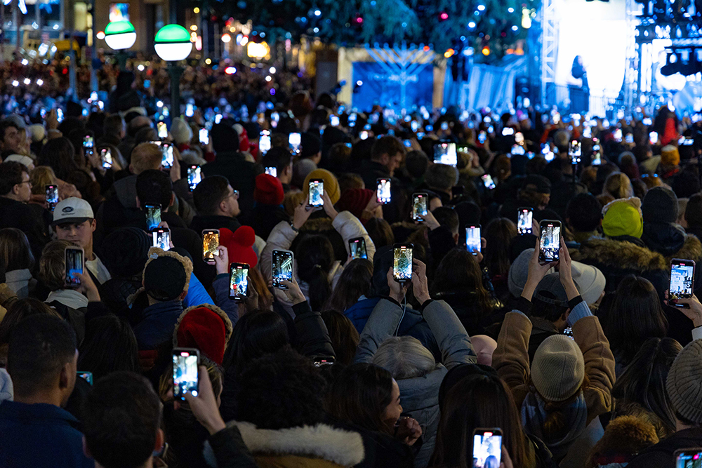 Crowds at NYSE tree lighting